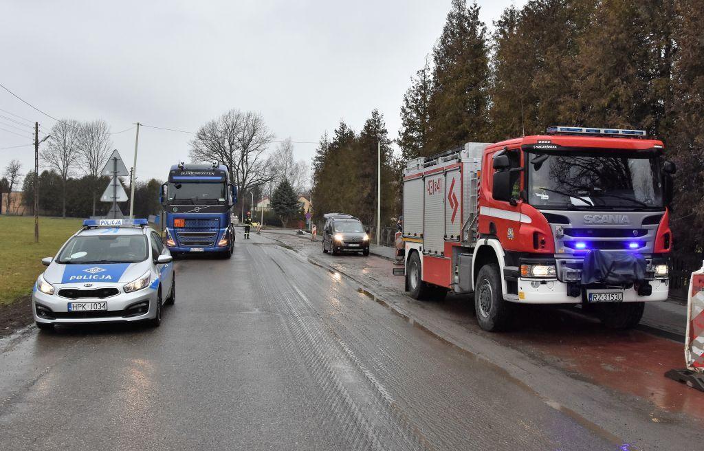 Kobieta weszła na jezdnię bezpośrednio przed nadjeżdżającą ciężarówkę