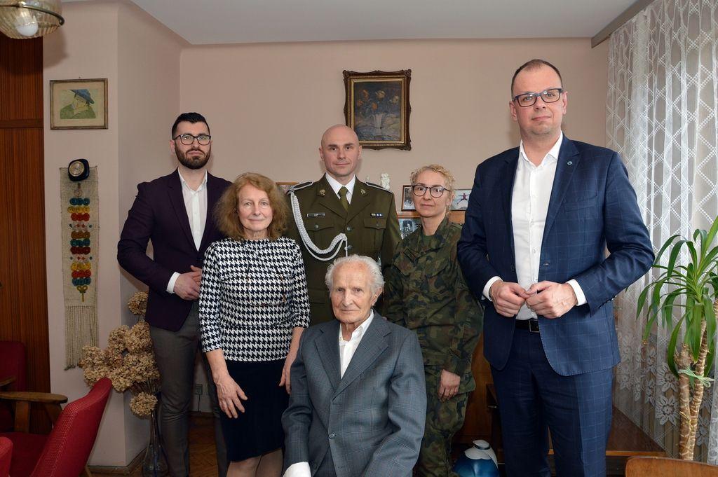 Sto lat pana Mieczysława! Emerytowany leśnik, żołnierz AK świętował 100. urodziny