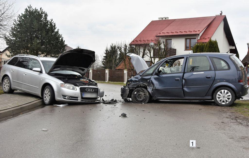 Czołówka w Szówsku. W wypadku ucierpiała 9-letnia dziewczynka