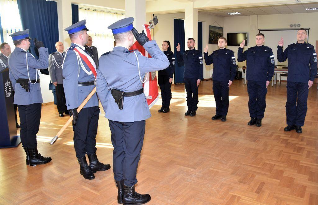 Nowi policjanci w Jarosławiu ślubowali: strzec bezpieczeństwa państwa i obywateli, nawet z narażeniem życia [ZDJĘCIA]