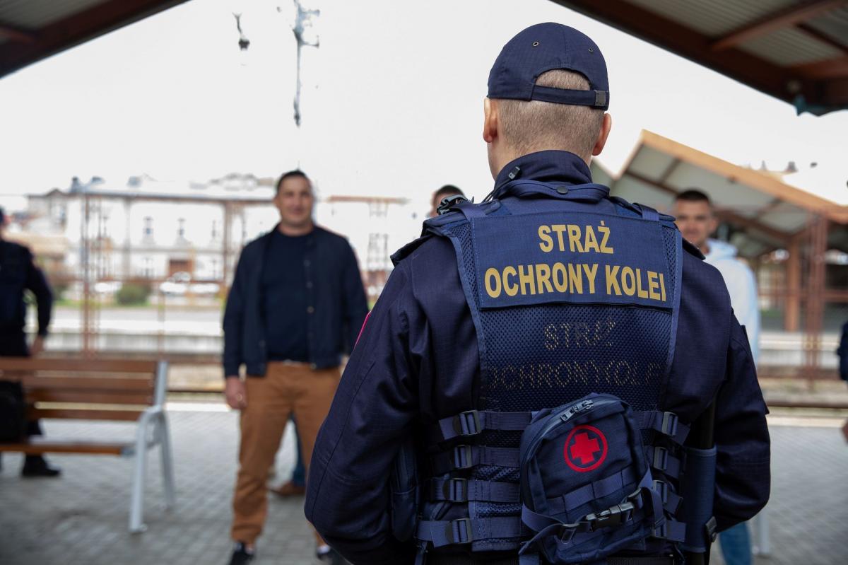 Agresywny nastolatek w pociągu relacji Przemyśl Główny – Warszawa. Pobił kierownika pociągu