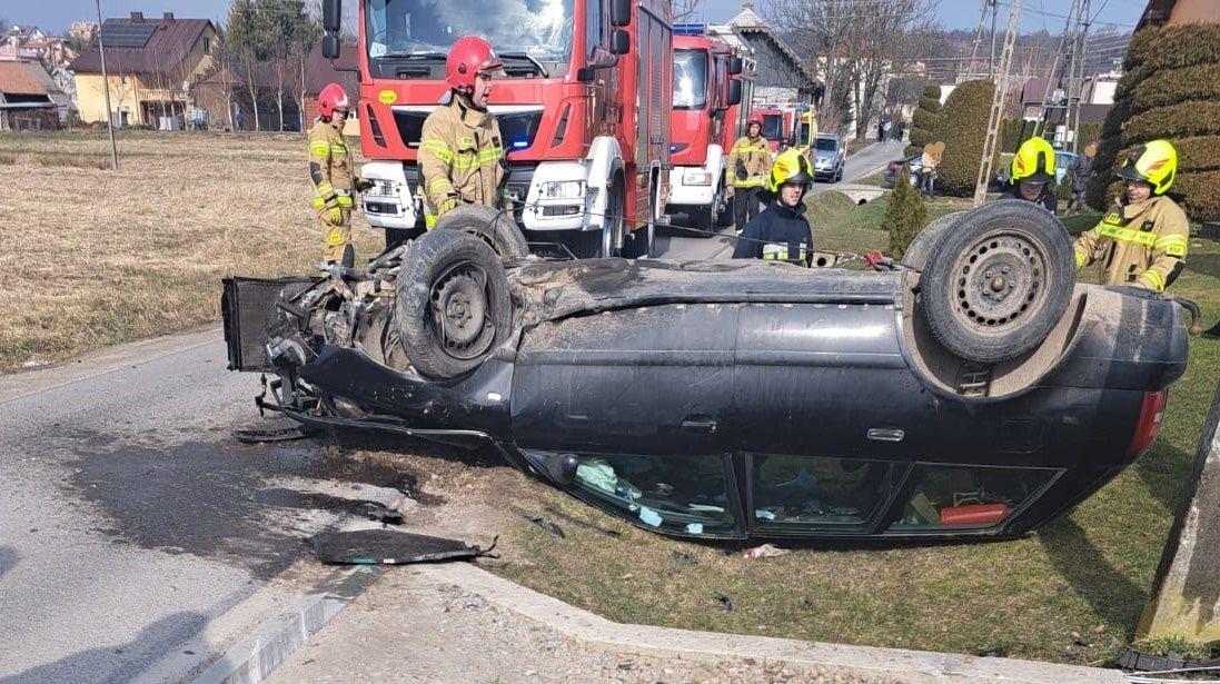 Dachowanie audi. Kierowca uciekł z miejsca wypadku, zostawiając dwoje pasażerów