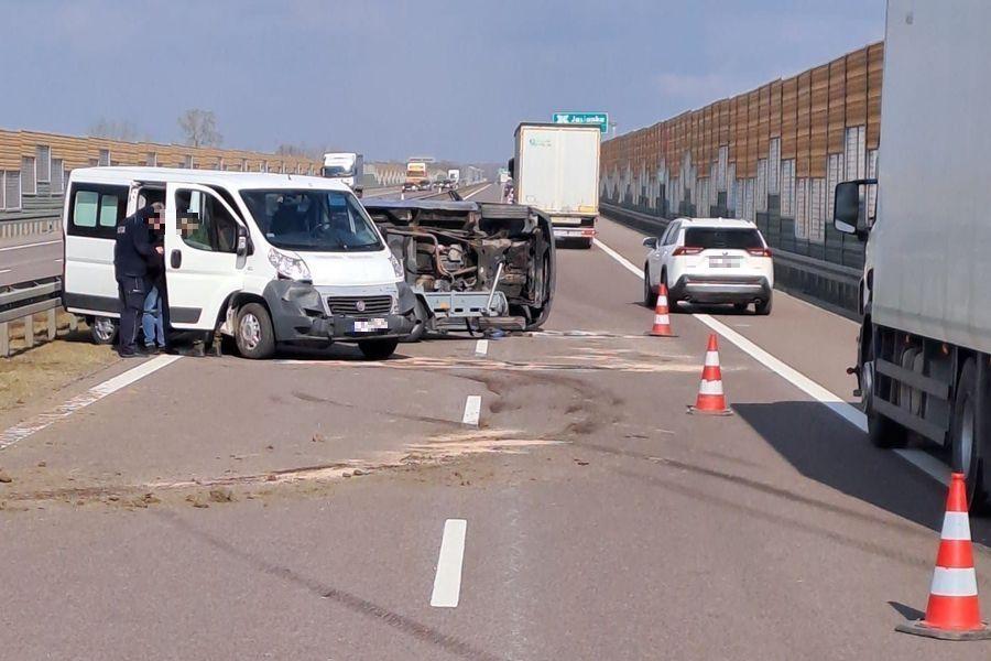 Kierujący busem z lawetą wjechał w barierki rozdzielające pasy jezdni