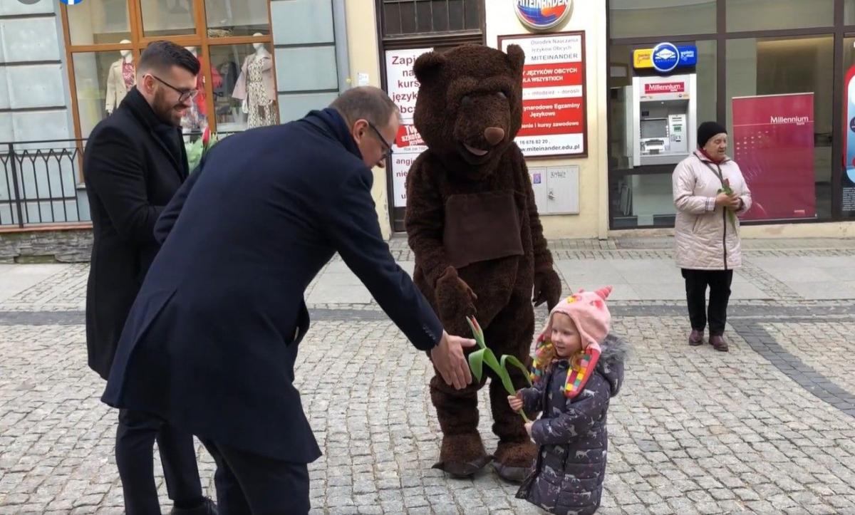 Prezydent obdarował przemyślanki kwiatami