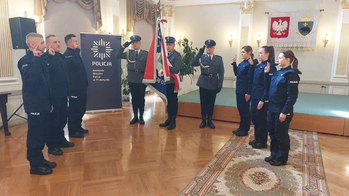 3 nowe policjantki i 3 policjantów w Przemyślu. Uroczyste ślubowanie za nimi