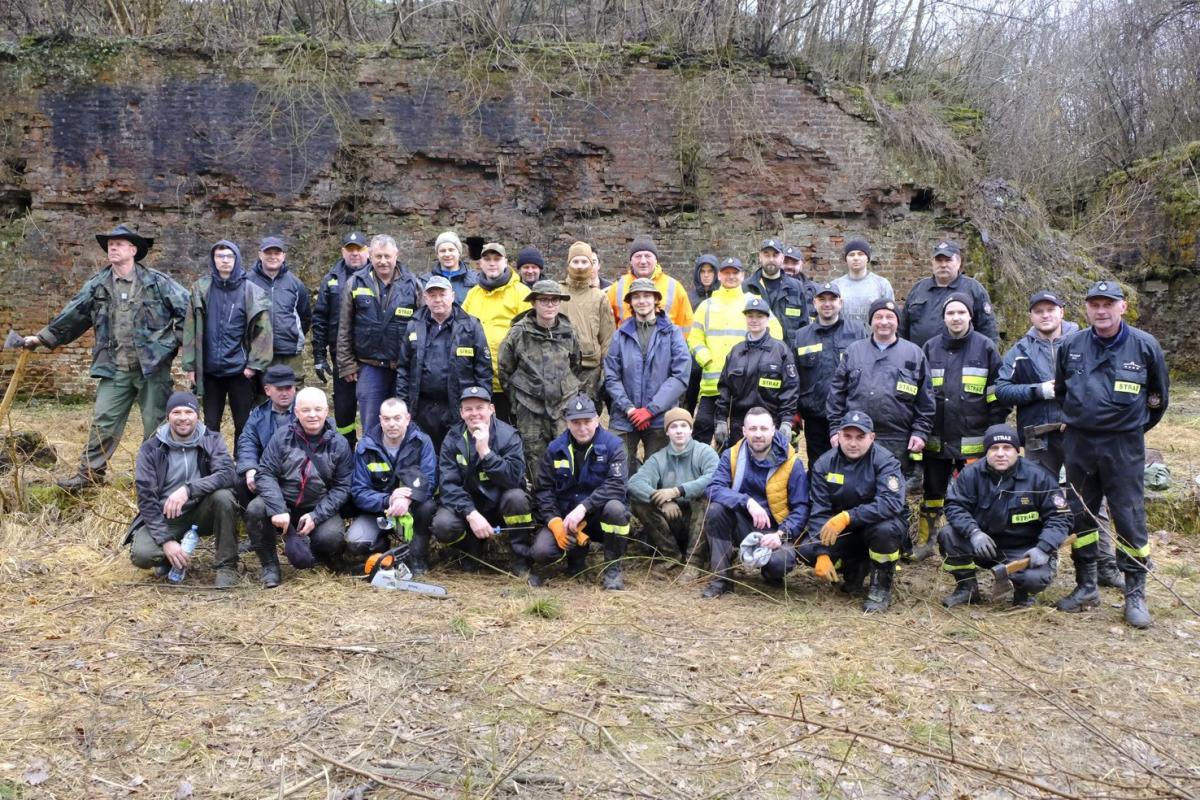 Akcja na Optyniu! Druhowie, społecznicy, pasjonaci uprzątnęli fort