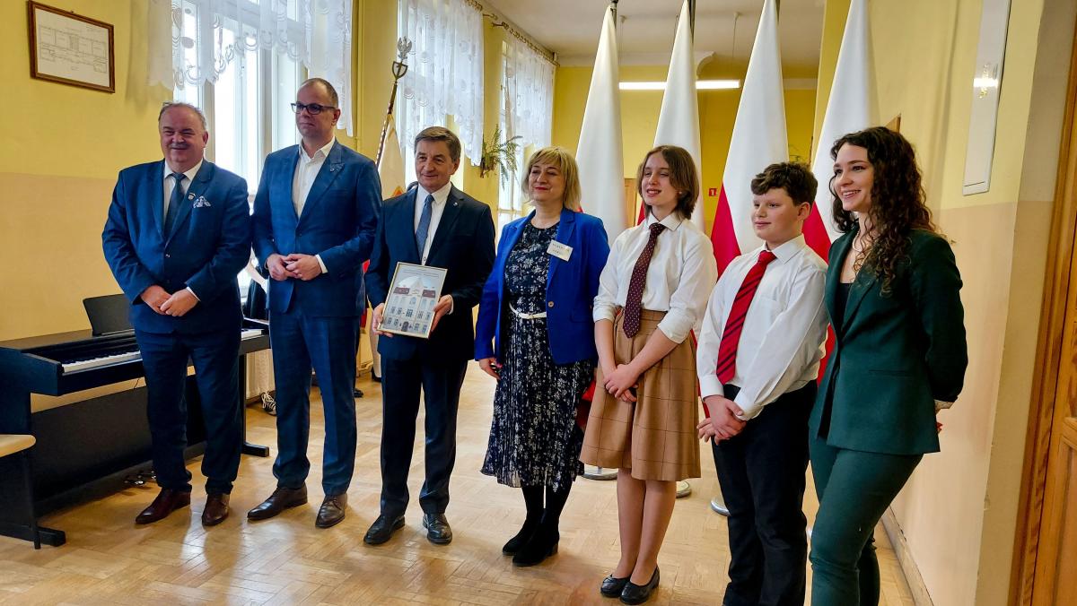 Ambsadora USA nie było, ale tablica jest. W SP nr 1 w Przemyślu uhonorowano Brzezińskich