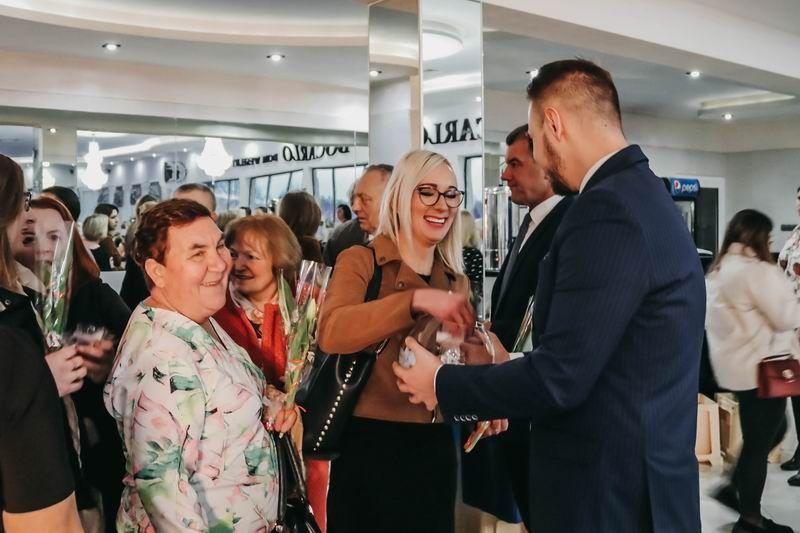 Niemal 600 pań przy wspólnym stole. Dzień Kobiet na bogato! [ZDJĘCIA]