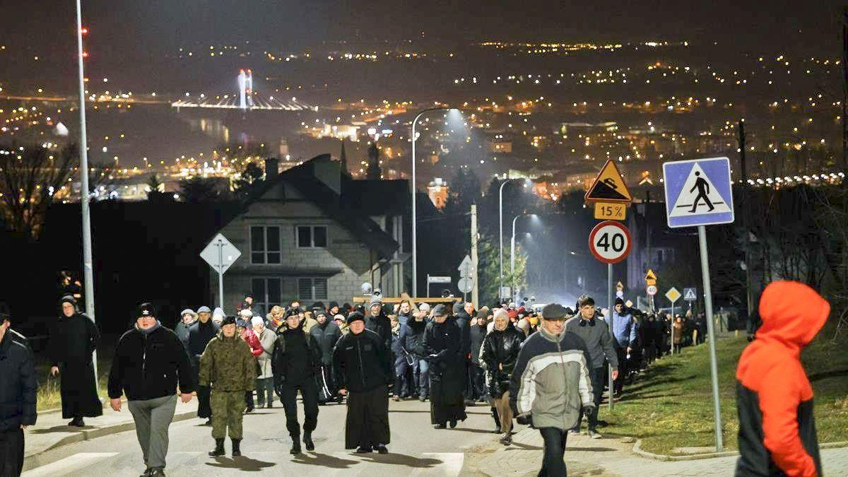 Plenerowa droga krzyżowa przeszła ulicami miasta [ZDJĘCIA]