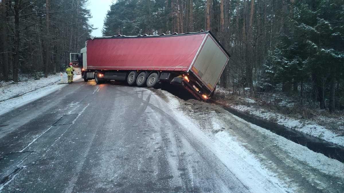Ciężarówka przewożąca cukier utknęła w rowie. Zablokowała oba pasy