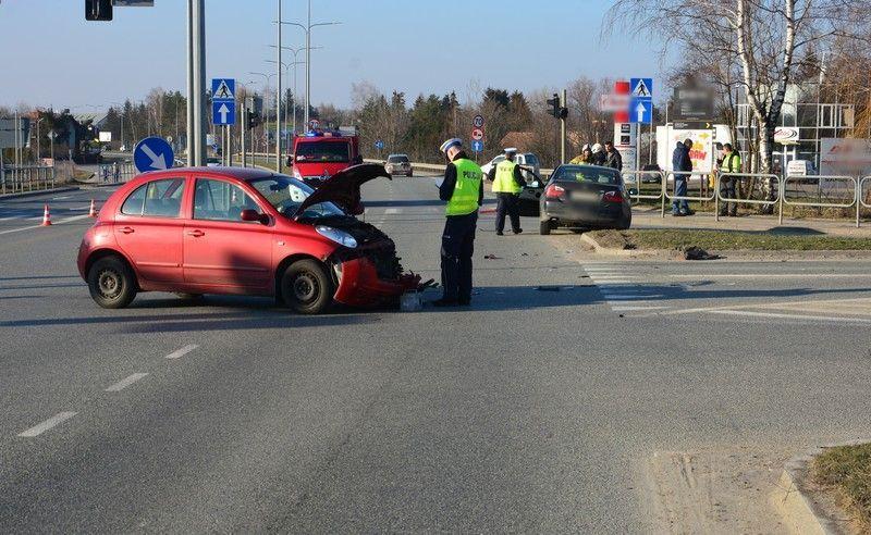 71-letnia kierująca zignorowała czerwone światło. Doszło do zderzenia