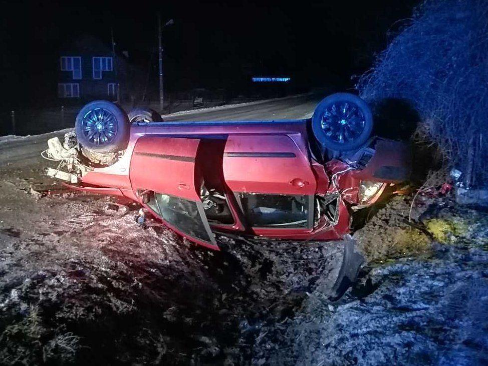 Dachowanie peugeota. 18-latek wpadł w poślizg
