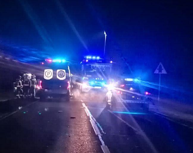 Opel czołowo zderzył się z busem przewożącym pasażerów