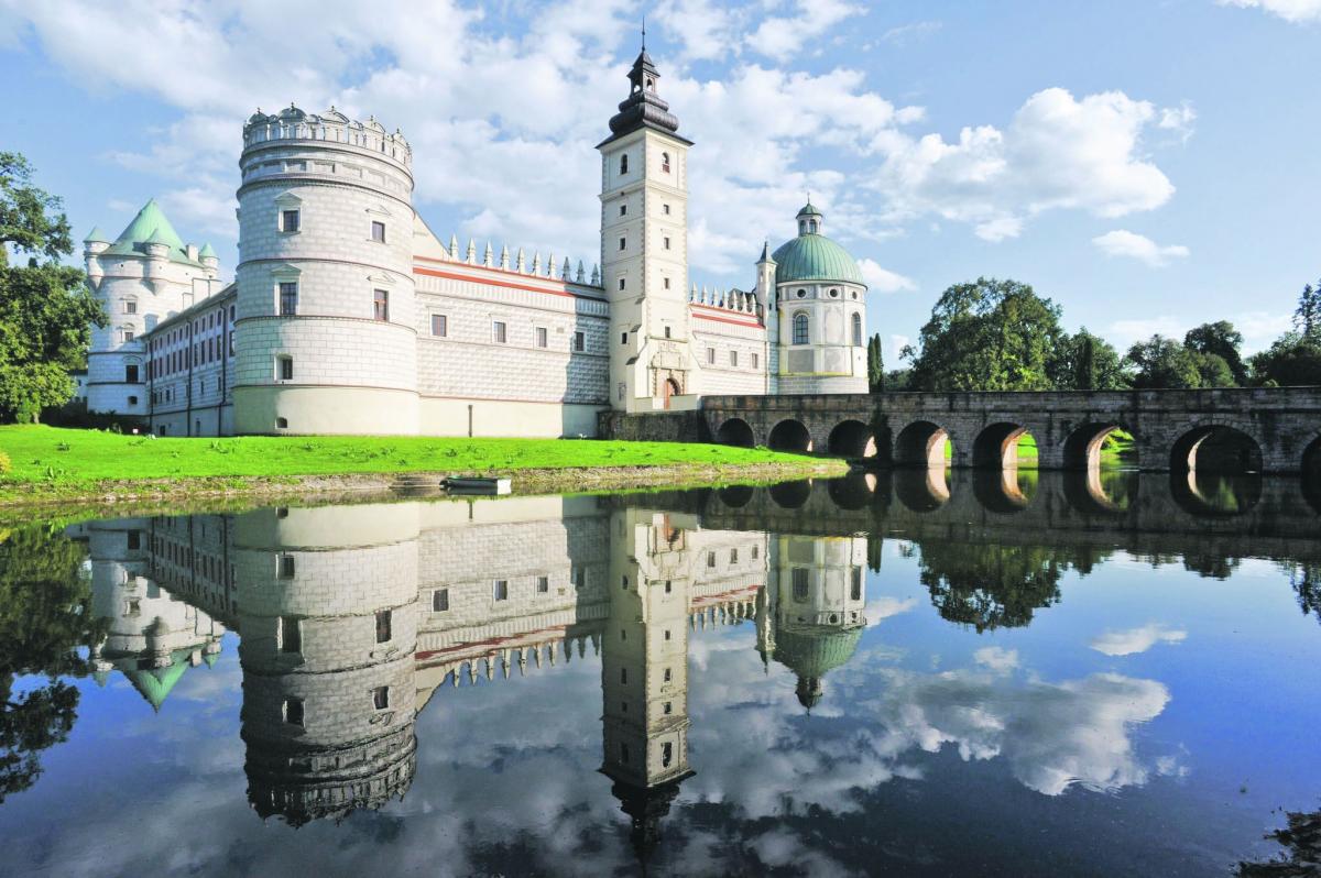 Znów można podziwiać lustrzane odbicie zamku w Krasiczynie! Prace przy stawie zakończone