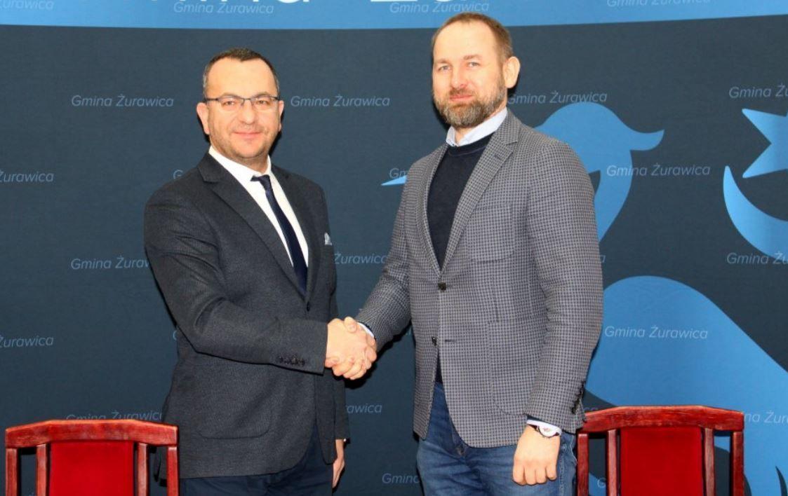 Zielona energia w gm. Żurawica coraz bliżej. Umowa na dostawę i montaż paneli i pomp ciepła podpisana