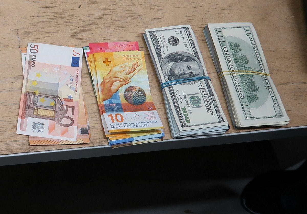 „Portfel cały wypchany dolarami”