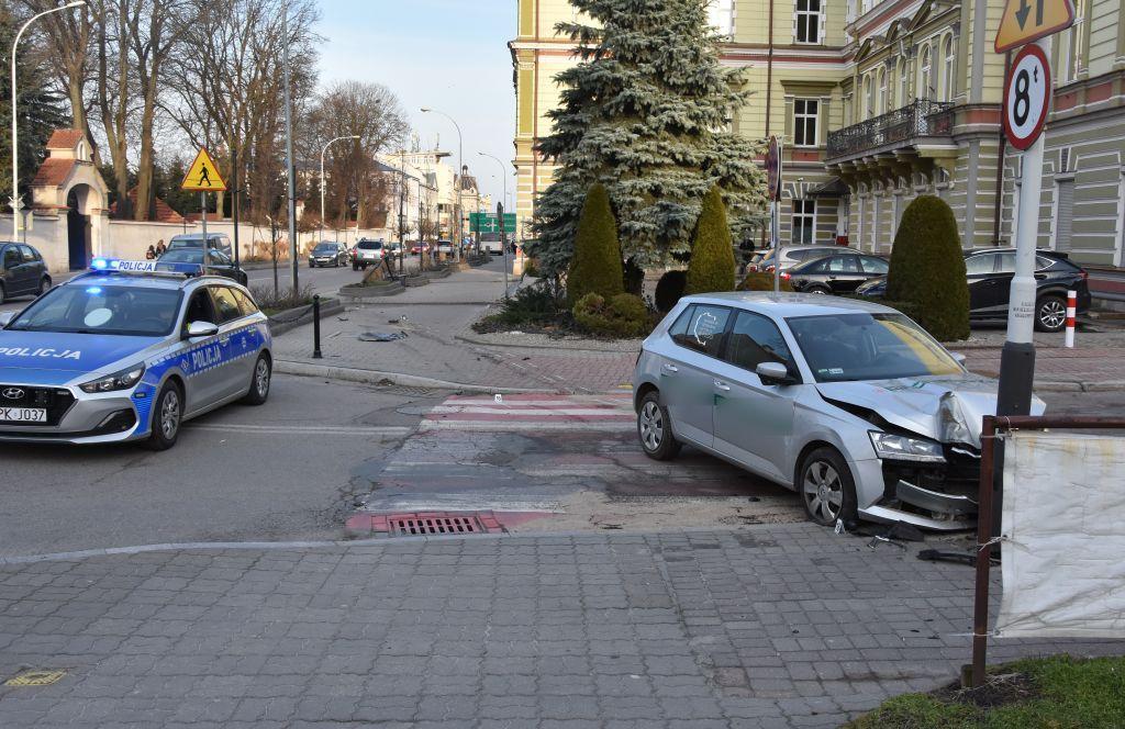 Tragiczny wypadek w Jarosławiu. Kierujący skodą prawdopodobnie zasłabł 