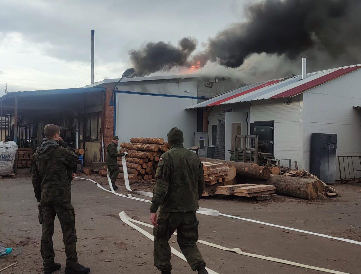Pożar w stolarni w Zadąbrowiu [ZDJĘCIA]