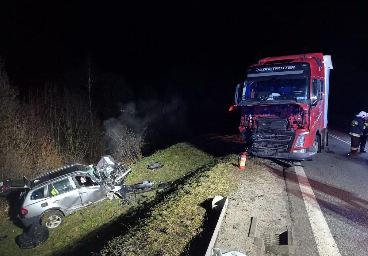 Groźna czołówka. Kierujący stracił panowanie nad bmw i wjechał wprost pod tira