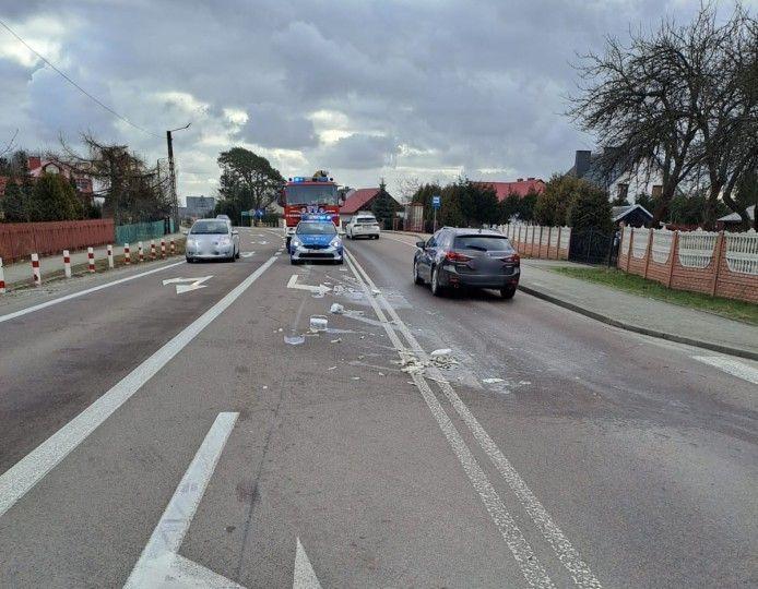 Nietypowa przeszkoda na drodze. Konkretnie... śledzie w oleju