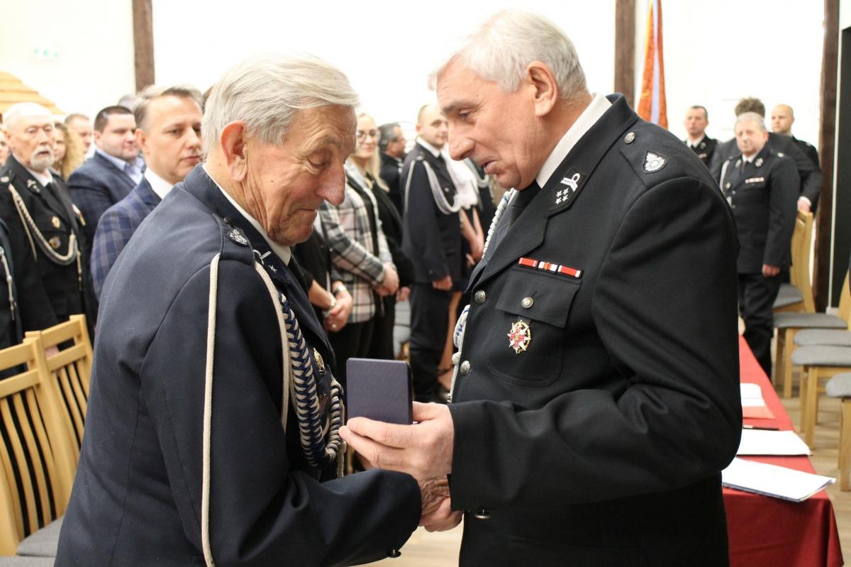 Medale, wyróżnienia, ślubowania. Strażacy ochotnicy z Dubiecka podsumowali rok [ZDJĘCIA]