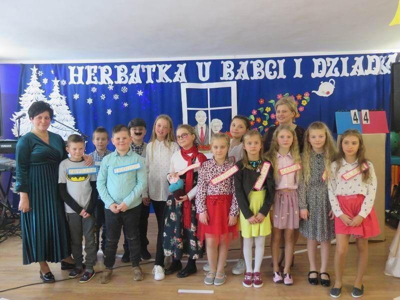 Herbatka u babci i dziadka. Karnawałowa impreza w SP w Leszczawie Dolne [ZDJĘCIA]
