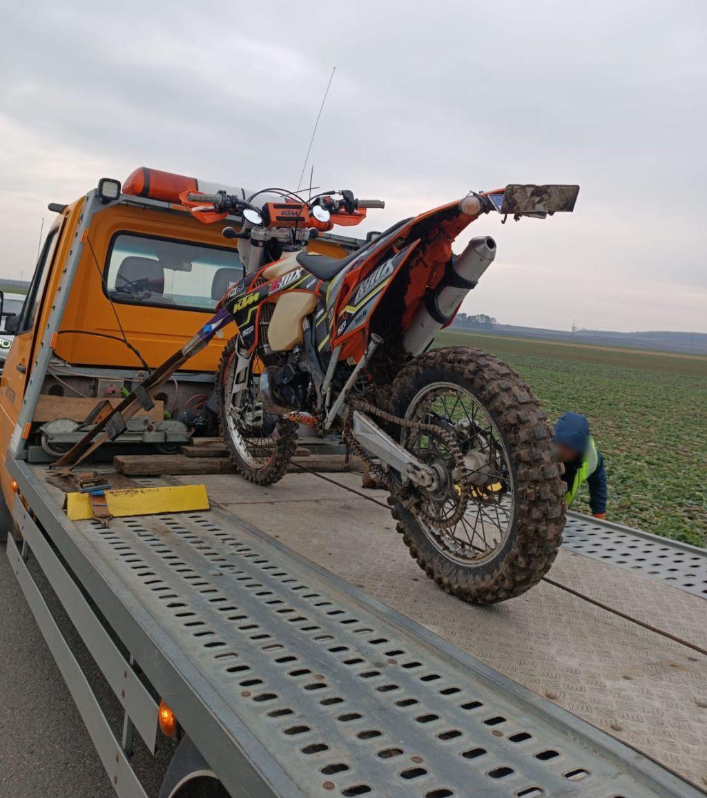 Policjanci z jarosławskiej drogówki ścigali 19-letniego motocyklistę. Aż utknął w błocie