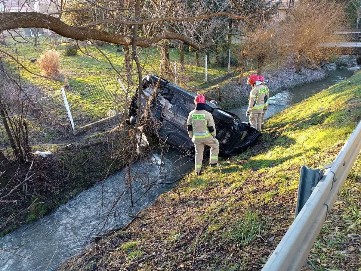 Straciła panowanie nad autem, wjechała do rowu i wpadła do potoku