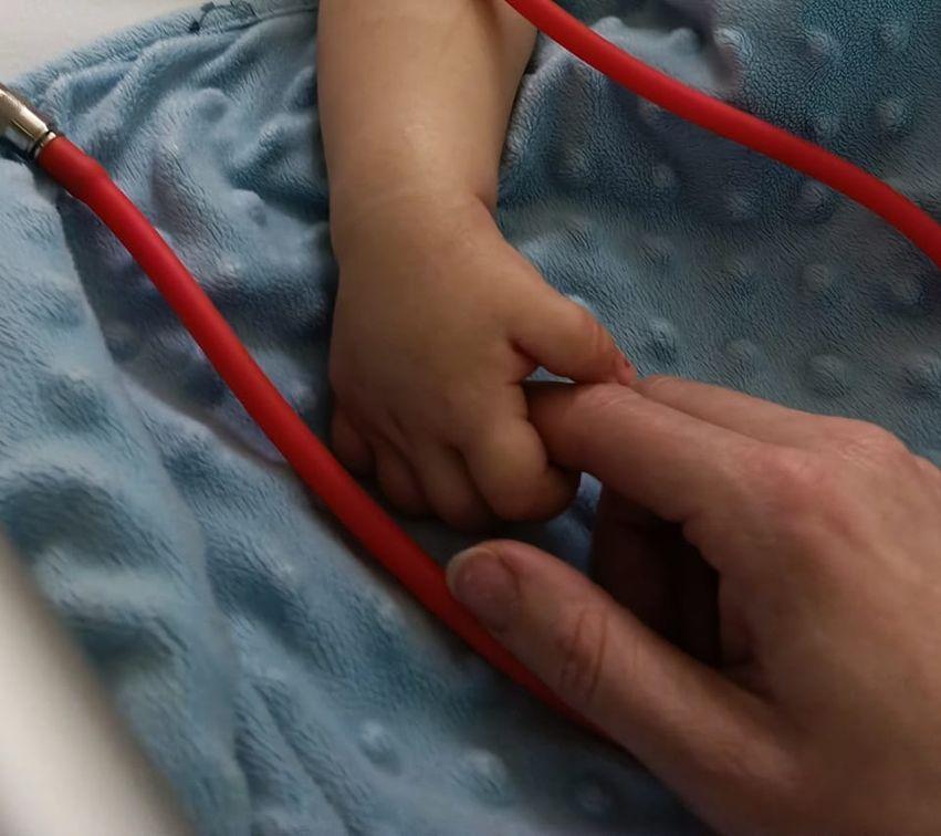 Maleńka Pola nadal walczy. Terapia genowa musi zaczekać. Dziewczynka jest na OIOM-ie 