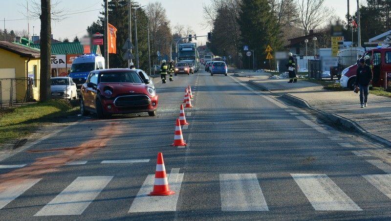 Zderzenie trzech pojazdów: bmw, mini coopera i volkswagena