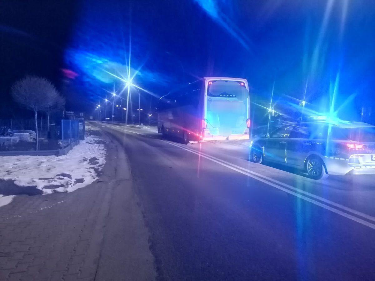 Gwałtownie przyspieszał i hamował, zajeżdżał drogę. Kierowca autokaru wiózł kilkunastu pasażerów mimo wypitego alkoholu