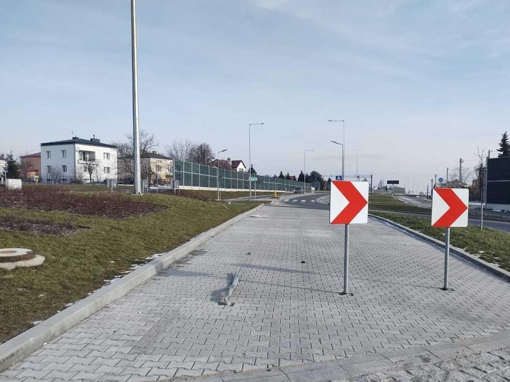 Pijany 24-latek jechał zygzakiem, ale akurat na rondzie pojechał prosto 