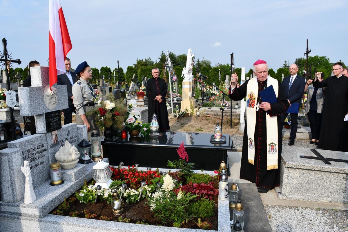 Historyczny grób rodziny Ulmów zrekonstruowany, poświęcony, udostępniony turystom i pielgrzymom