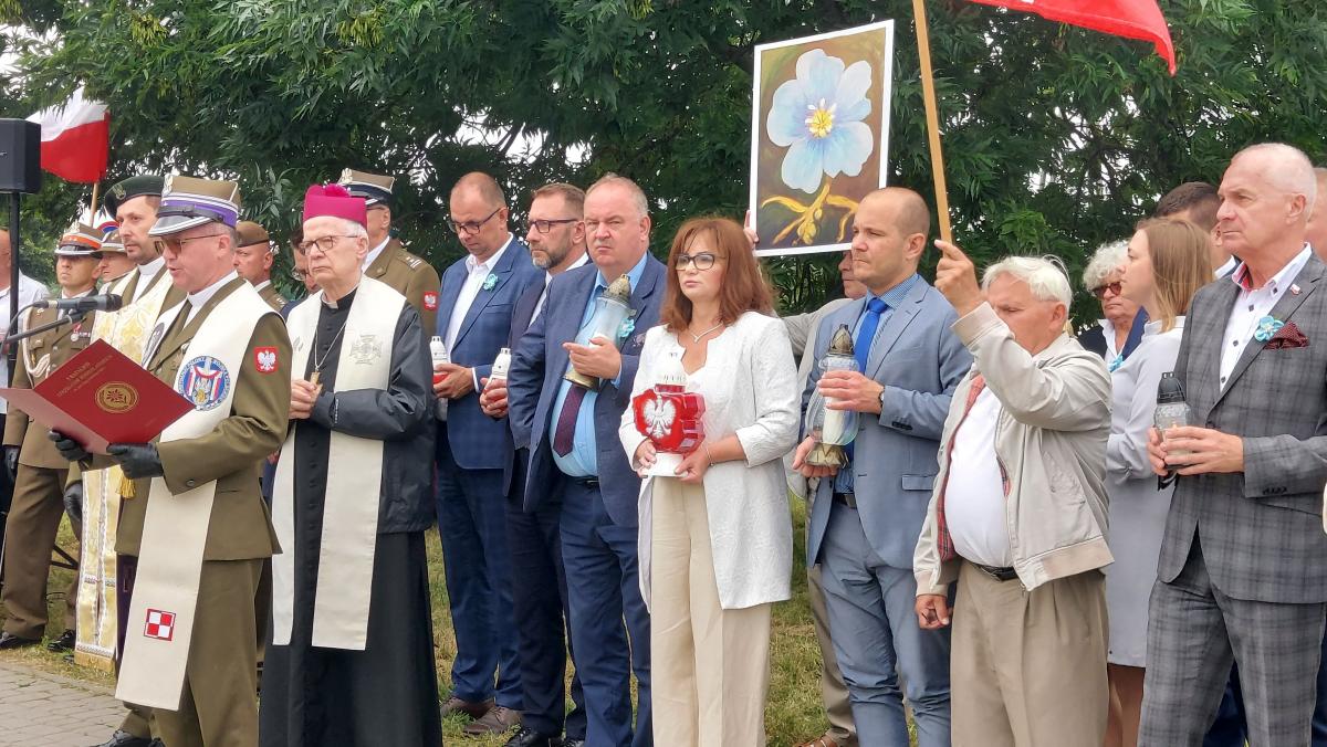 Sygnał syren, symboliczne zapalenie zniczy i modlitwa. Pamięć o ofiarach Wołynia wciąż żywa