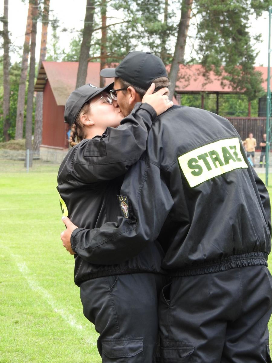 Zaręczyli się po strażacku. Takie rzeczy dzieją się w Narolu