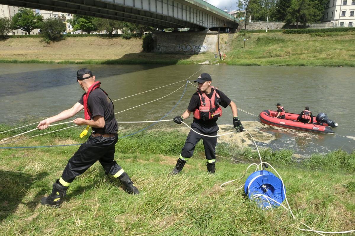 Akcja pod mostem Orląt Przemyskich. Co wydobywali strażacy?