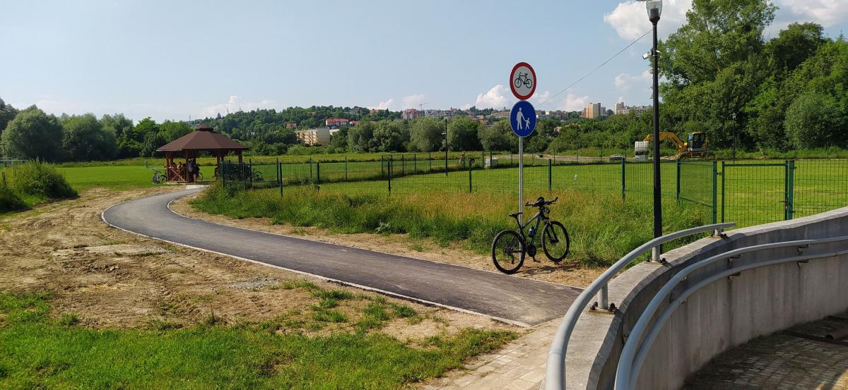 Sygnały Czytelników: Nowy asfaltowy łącznik od strony lodowiska nad San z zakazem wjazdu rowerów?