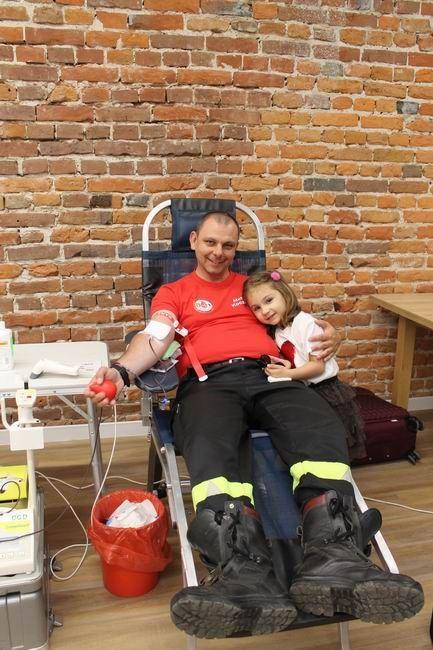 Prawie 15 litrów życiodajnego płynu. Mieszkańcy potrafią się dzielić [ZDJĘCIA]