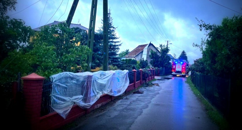 Trąba powietrzna przeszła przez Wierzowice. Połamane drzewa, zerwane dachy, linia energetyczna