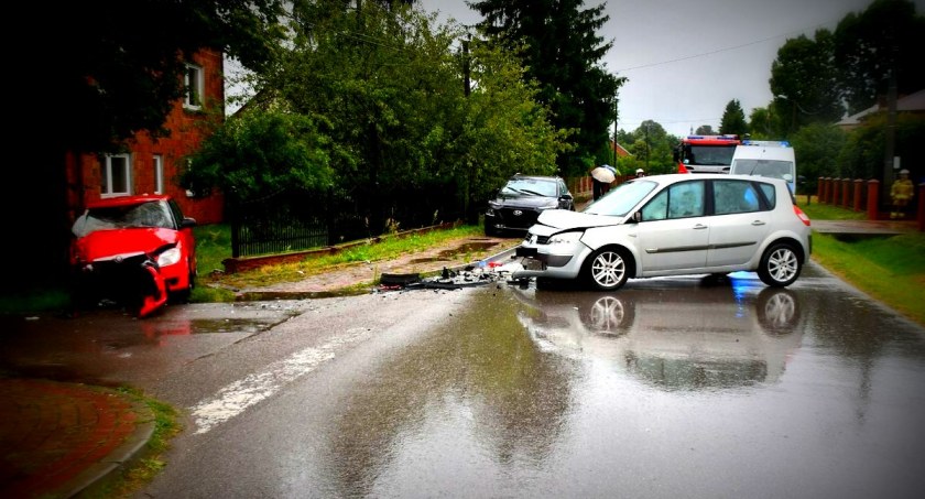 Stracił panowanie nad autem i najechał na tył renault
