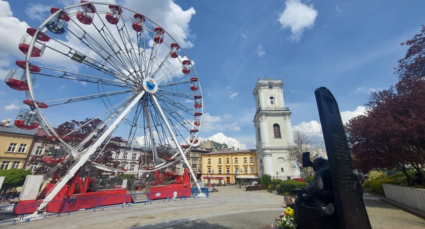 Plac Niepodległości czeka na renowację. Właściciel koła widokowego nie kwapi się do tego