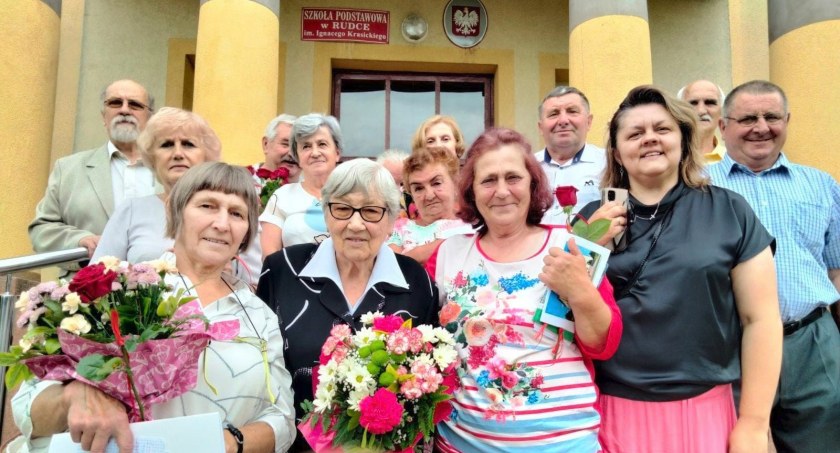 Rocznik 70. Szkoły Podstawowej w Rudce po latach spotkał się w szkolnych murach