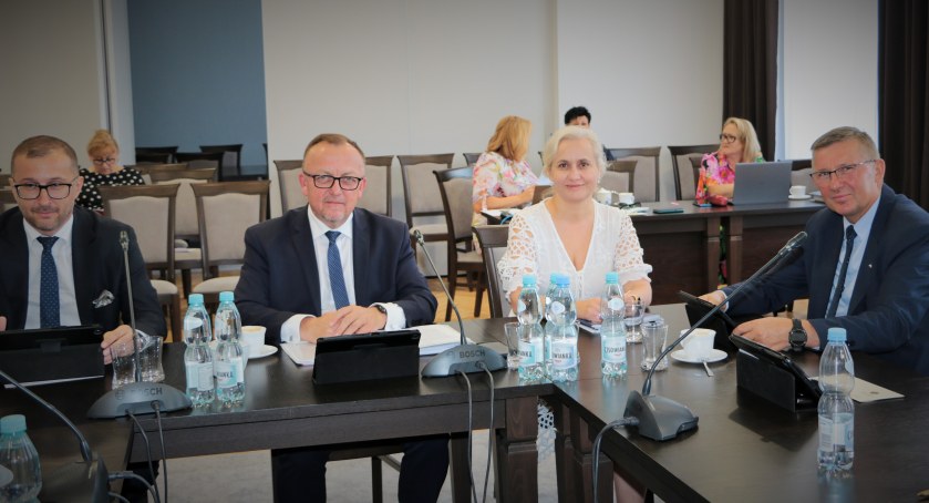 Powiat jarosławski postawił na elektronikę i drogi