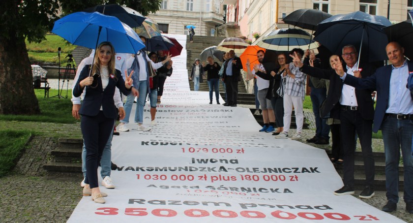 Happening Platformy Obywatelskiej „Tłuste koty” na przemyskim Rynku