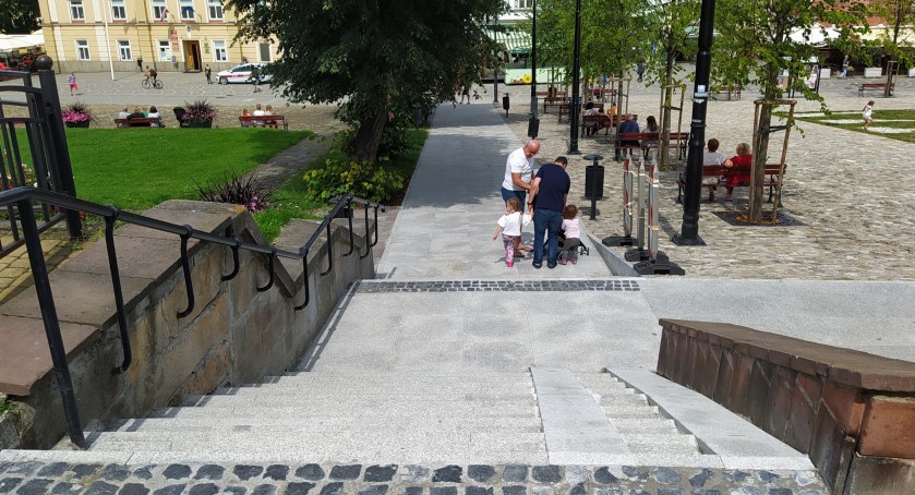 Ścieżka na przemyskim Rynku już dostępna dla przechodniów. Tak się prezentuje