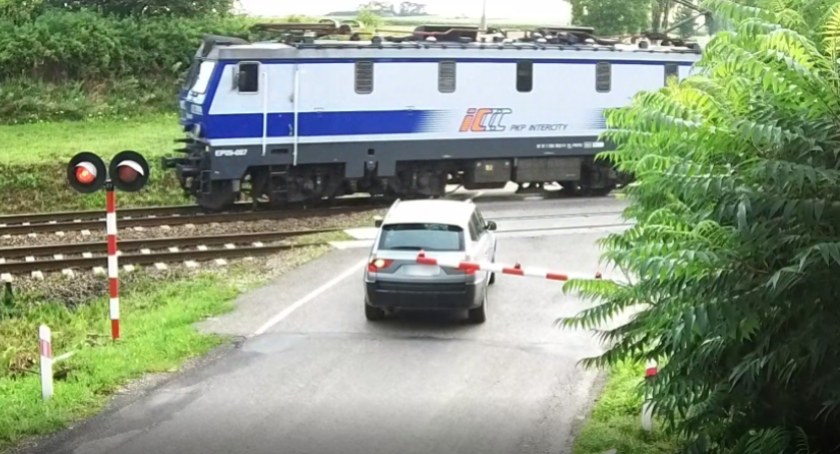 Kierujący bmw wjechał na czerwonym na przejazd kolejowy. Zmusił maszynistę do nagłego hamowania