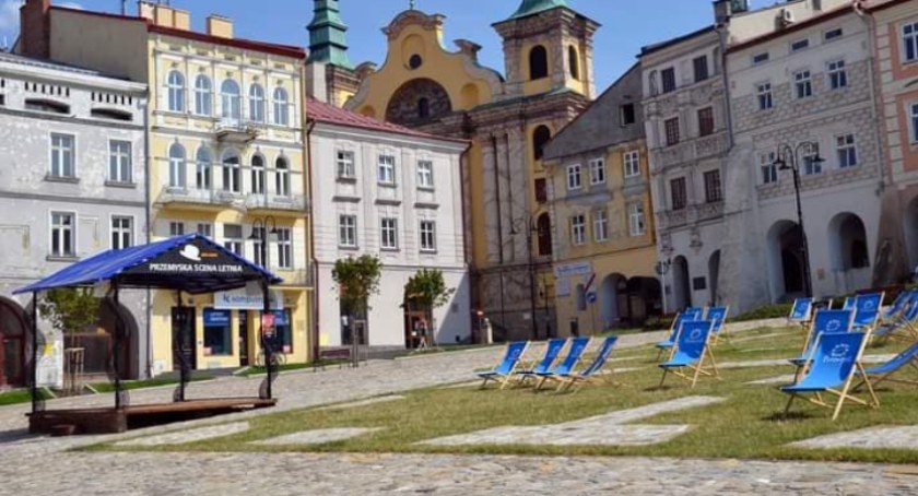Sygnały Czytelników: Nowa lokalizacja sceny letniej na Rynku nie dla wszystkich korzystna