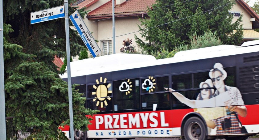 Wyspiańskiego to 3 Maja, Opalińskiego – Wyspiańskiego?  Od wielu tygodni drogowskaz wskazuje niewłaściwe kierunki