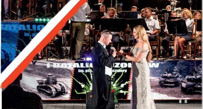 Koncert z okazji święta Wojska Polskiego na dziedzińcu krasiczyńskiego Zamku