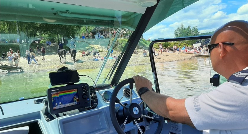 Upalny weekend przed nami. Policja: – Brawura i przecenianie swoich umiejętności nie idą w parze z bezpieczeństwem nad wodą 
